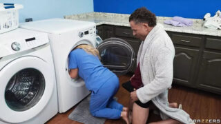 Yaramaz hemşire Danielle dev aleti saksoyla boşaltıyor